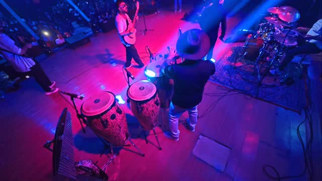 عکس گروه موسیقی هیاهو در کنسرت سال ۱۳۸۰ با کاوه یغمایی و دیگران